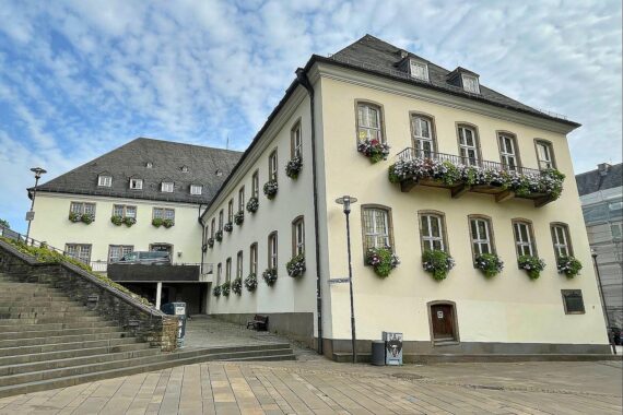 Rathaus von Siegen, symbolisiert finanzielle Herausforderungen und politische Diskussionen in Nordrhein-Westfalen.