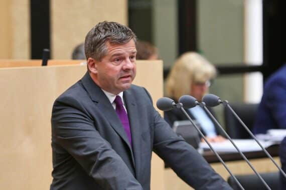Sven Schulze spricht im Bundesrat für Entlastung bei CO2-Kosten für Unternehmen.