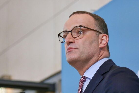 Jens Spahn umgeben von Kritik wegen Treffen mit umstrittenem Milliardär Peter Thiel.