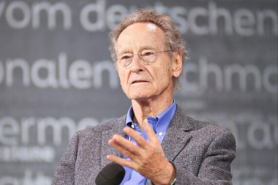 Bernhard Schlink spricht über Demokratie, AfD und politische Verantwortung in Frankfurt am Main.