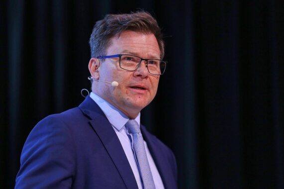 Bundesumweltminister Carsten Schneider diskutiert Kreislaufwirtschaft und Rohstoffunabhängigkeit in Berlin.