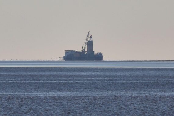 Ölbohrinsel in Nordsee; Schutzgebiets-Förderstopp für nachhaltigen Naturschutz und Ökosystem-Rettung.