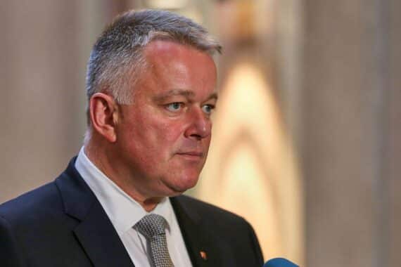 Gordon Schnieder fordert Entlastung der Kommunen bei Ministerpräsidentenkonferenz mit Bundeskanzler Merz.