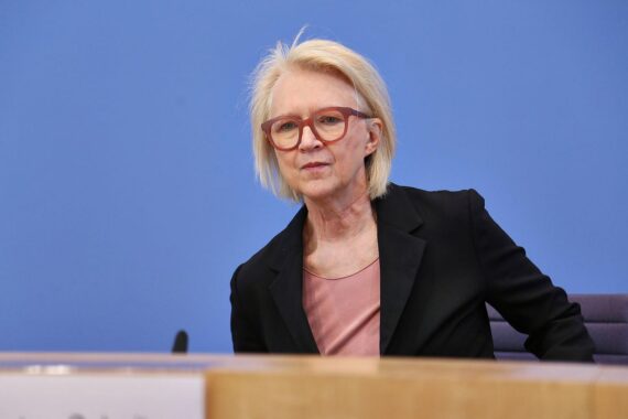 Monika Schnitzer diskutiert Wirtschaftsreform und Mehrwertsteuer für Gastronomie in Berlin.