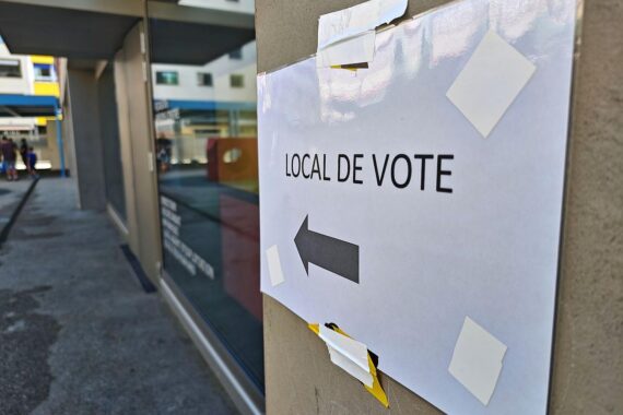 Wahllokal mit Abstimmungsschein und Bürgern zur Volksabstimmung in der Schweiz.
