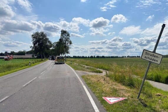 Motorradunfall mit Schwerverletztem, Polizei und Rettungshubschrauber am Unfallort.