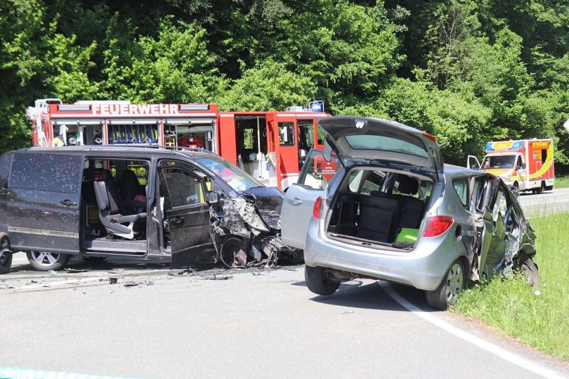 Schwerer Unfall auf B252 bei Brakel: Zwei Verletzte
