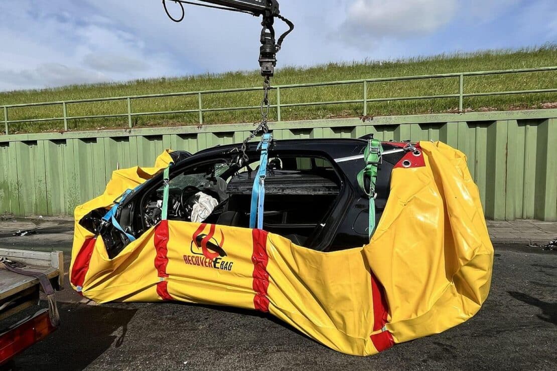 Schwerer Unfall im Fischereihafen: Feuerwehr befreit eingeklemmten Fahrer aus Elektroauto