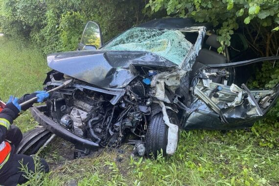 Schwerer Verkehrsunfall auf B7: PKW gegen Lastwagen, Fahrer lebensgefährlich verletzt, Rettungskräfte vor Ort.