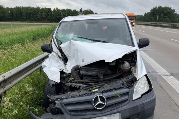Unfall auf Autobahn: Kleintransporter prallt auf Sattelzug, hoher Sachschaden und leichte Verletzungen.