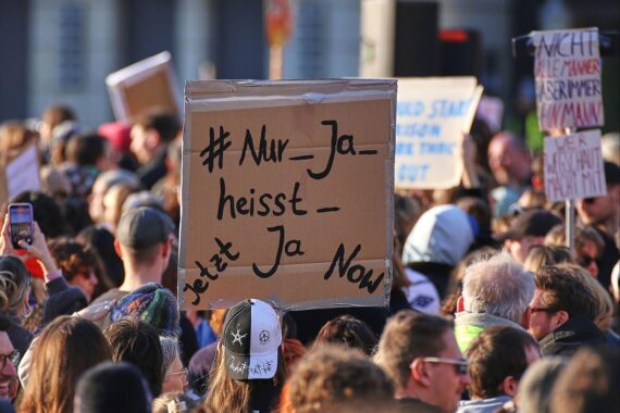 Demonstration für das "Nur Ja heißt Ja"-Modell gegen sexualisierte Gewalt in Berlin.