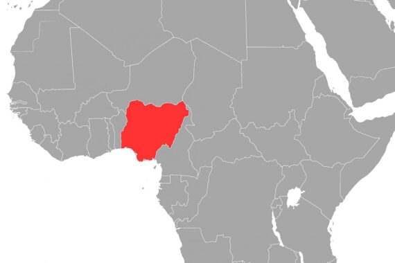 Nigerianische Soldaten auf Patrouille, umgeben von Landschaft, Sicherheit und Frieden symbolisierend.