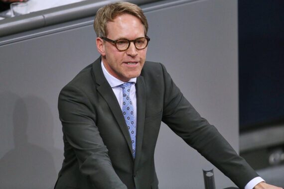 Politiker diskutieren über Sicherheitsbedenken zu China-Kooperationen im deutschen Cybersicherheitszentrum.