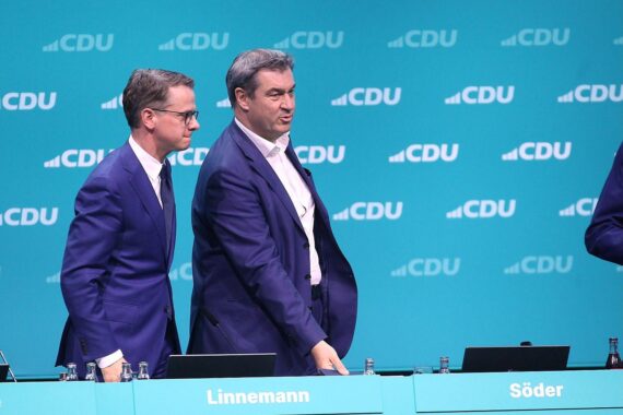 Markus Söder und Carsten Linnemann auf Spargelfahrt, betonen Koalitionszusammenhalt und gemeinsame Reformen.