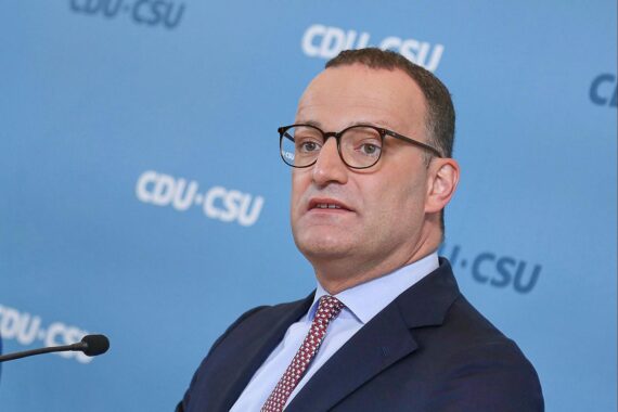 Jens Spahn spricht über Reformen und Koalitionszusammenhalt in Berlin, CDU-Logos im Hintergrund.