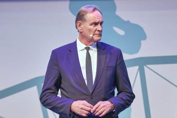 Burkhard Jung fordert Rückzug des Gesetzentwurfs zur Pflegereform, kritisiert finanzielle Belastung der Kommunen.