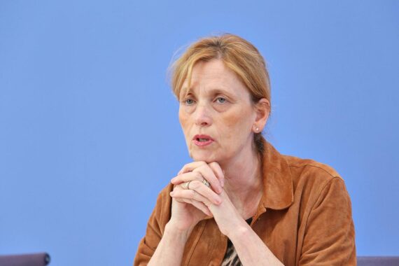 Karin Prien im Fokus: Diskussion über das Bundesprogramm "Demokratie leben" und kommunale Netzwerke.