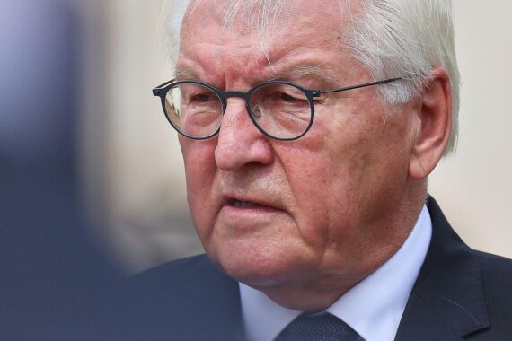 Frank-Walter Steinmeier diskutiert den Missbrauch von Künstlicher Intelligenz in der Politik.