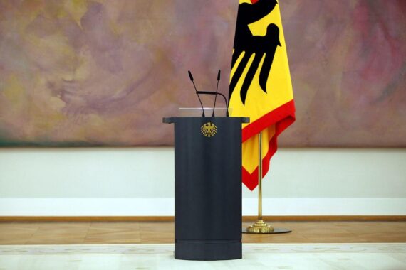 Bundespräsident Steinmeier am Rednerpult, plädiert für politische Kompetenz und Reformen.