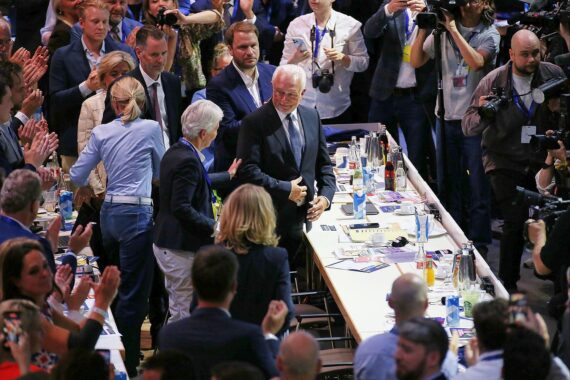Marie-Agnes Strack-Zimmermann und Wolfgang Kubicki im Gespräch, beide prominent im politischen Fokus.