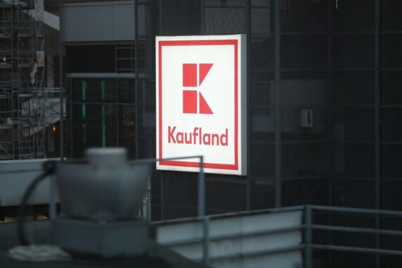 Kaufland-Filiale während Warnstreiks mit leeren Regalen und protestierenden Beschäftigten.