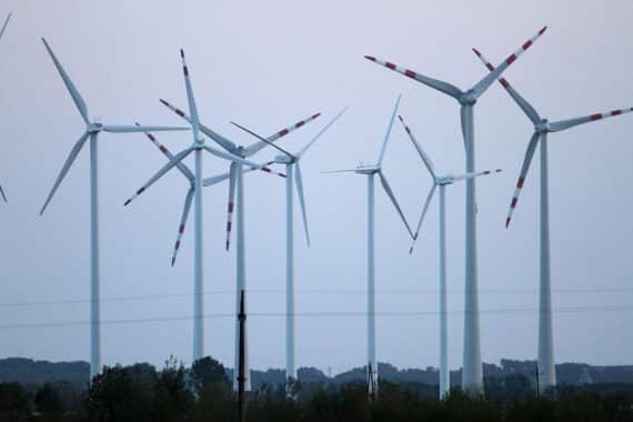 Windräder symbolisieren steigende erneuerbare Energien und Stromproduktion in Deutschland für 2026.
