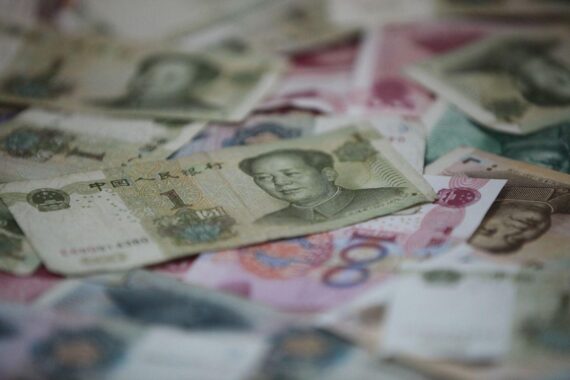 Chinesische Geldscheine, Symbol für Währungsmanipulation und Handelsungleichgewicht zwischen Deutschland und China.