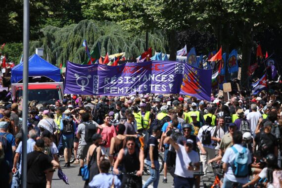 Tausende demonstrieren in Genf gegen G7, Plakate mit feministischem und antikapitalistischem Inhalt.