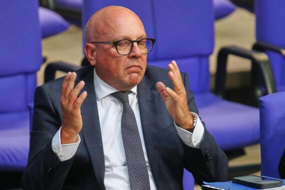 Alexander Throm fordert harte Maßnahmen gegen EU-Staaten, die Asylregeln nicht umsetzen.