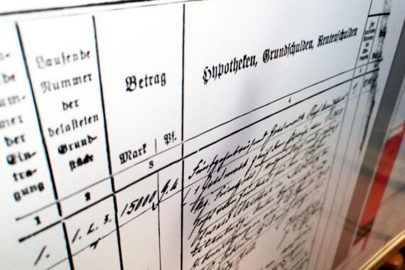 Historisches Grundbuchblatt am Computer zur Einführung eines speziellen Erbscheins in Thüringen.