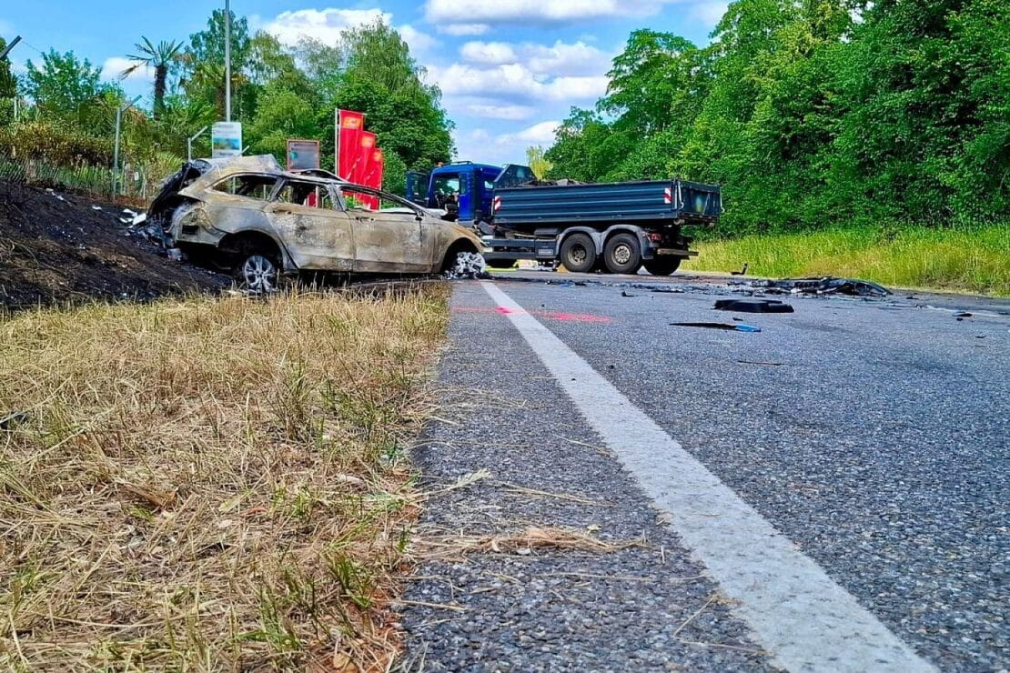 Tödlicher Frontalcrash auf B30 bei Meckenbeuren: Pkw-Fahrer stirbt nach Kollision mit Lkw