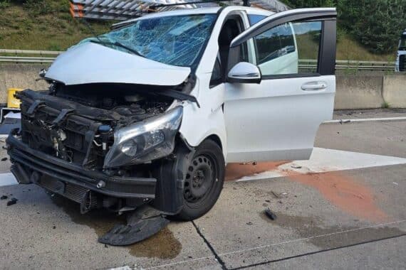 Tödlicher Unfall auf Autobahn 1: Mercedes-Van kollidiert mit Sattelanhänger, Ermittlungen laufen.