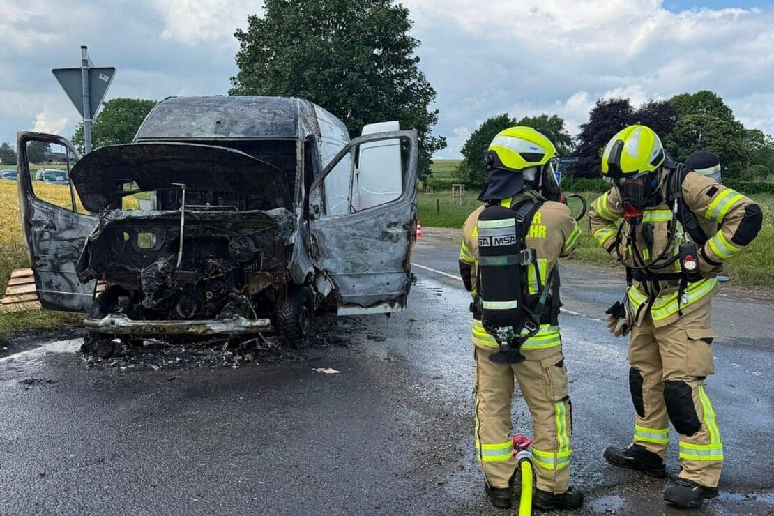 Transporter in Kehrum ausgebrannt