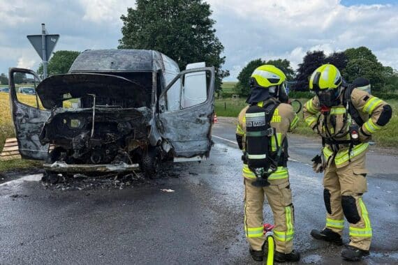Löscharbeiten der Feuerwehr am brennenden Mercedes Sprinter auf der Uedemer Straße in Kehrum.
