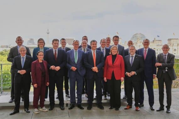 Koalitionsgespräch zur Stärkung der deutschen Wirtschaft: Herausforderungen und Reformbedarf im Fokus.