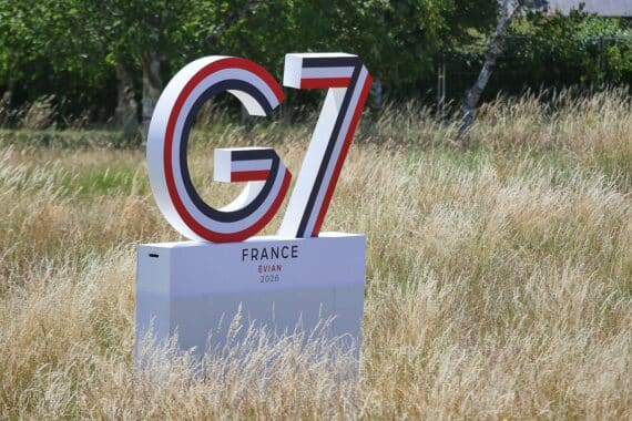G7-Gipfel-Logo mit Diskussion über Frieden zwischen Russland und Ukraine.
