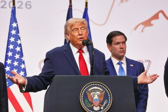 Donald Trump und Marco Rubio diskutieren nach dem erfolgreichen G7-Gipfel in Évian-les-Bains.