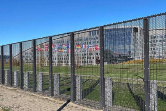 Nato-Hauptquartier mit Fokus auf militärische Bereitschaft der Mitgliedstaaten und US-Rückzug.