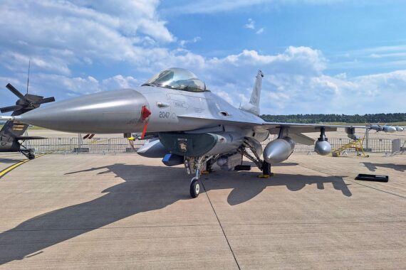F-16 Kampfjet fliegt am Himmel, symbolisiert Kürzungen in NATO-Verteidigungsplänen durch die USA.