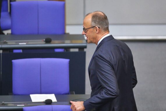 Friedrich Merz im politischen Kontext, umgeben von Symbolen für Meinungsumfragen und Kanzlerwechsel.