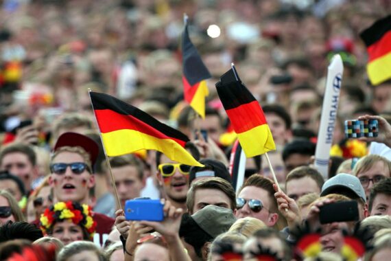 Fußballfans der deutschen Nationalmannschaft zeigen gemischte Gefühle vor der bevorstehenden WM.