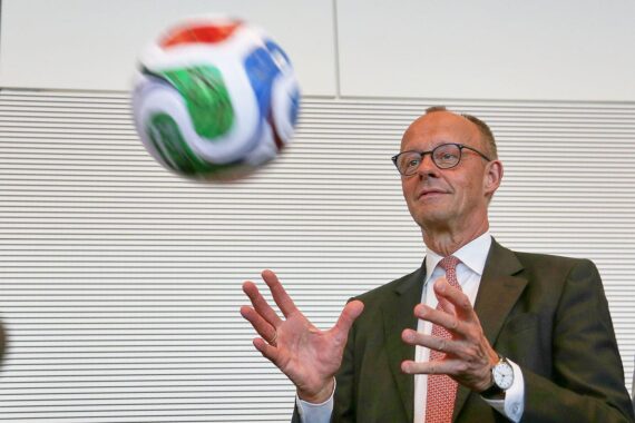 Friedrich Merz steht im Mittelpunkt, während Julian Nagelsmann und die deutsche Nationalmannschaft diskutiert werden.