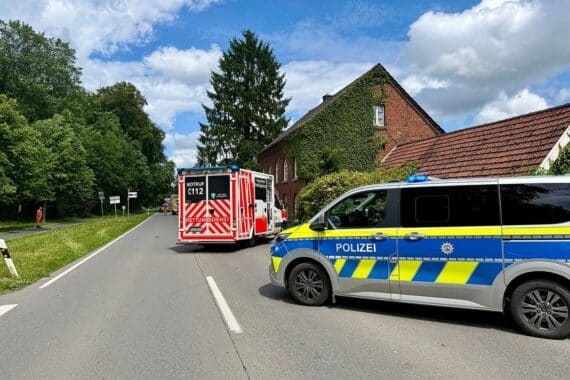 Feuerwehr im Einsatz bei Verkehrsunfall, Transporter und Pkw kollidiert, Person eingeklemmt.
