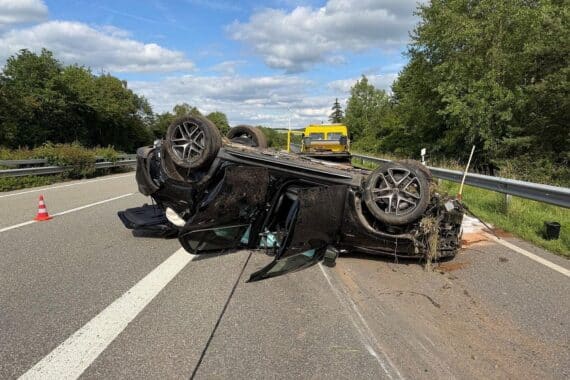 Schwerer Verkehrsunfall auf Autobahn 62: überschlagenes Fahrzeug, Rettungshubschrauber im Einsatz.