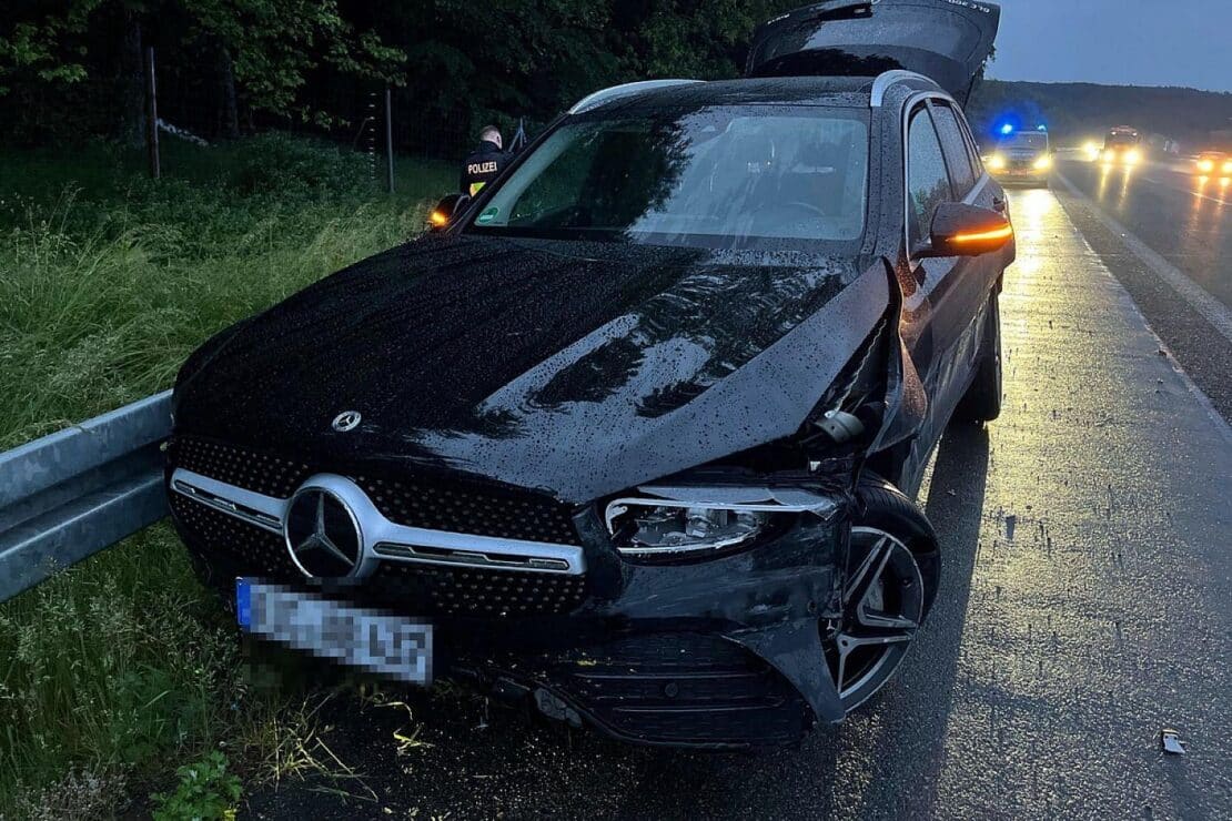 Unfall unter Drogeneinfluss auf regennasser A 44