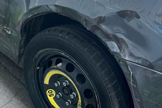 Beschädigter Skoda mit Unfallschäden steht auf Autobahn, Fahrer unter Drogen.