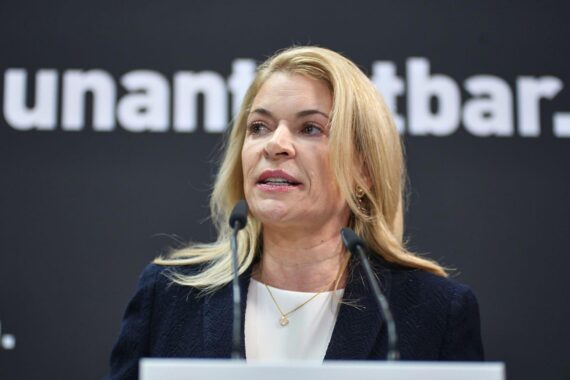 Evelyn Palla unter Druck: Lösungen für Bahnstörungen gefordert, Technik muss modernisiert werden.