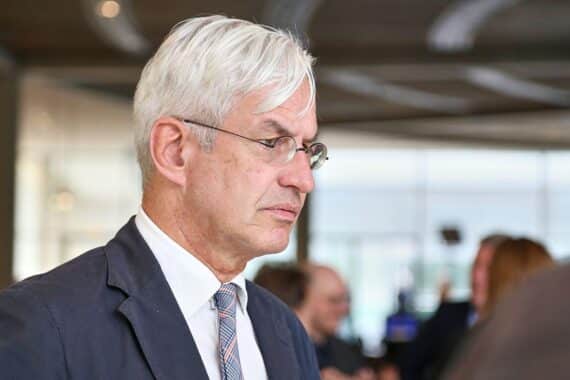 Politikerdebatte über Solidaritätsabgabe auf hohe Einkommen, kritische Stimmen der CDU.