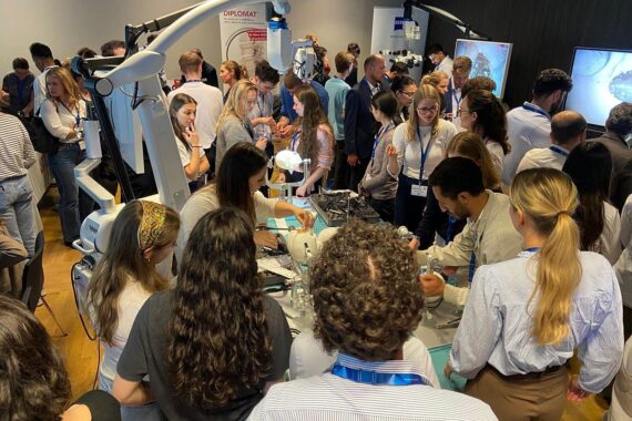 Engagierte Teilnehmer beim Hands-on-Kurs zur personalisierten Neurochirurgie in Magdeburg.