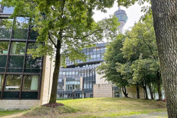 Bildausschnitt des Landtags Nordrhein-Westfalen mit Fokus auf die politischen Vernehmungen.